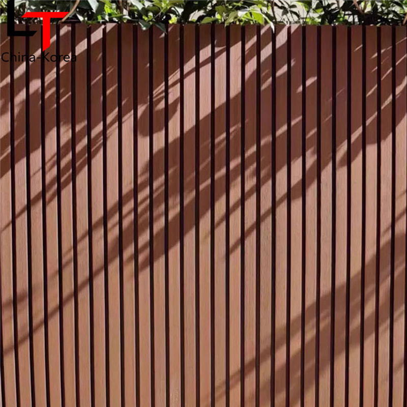 木の質感と黒い模様の外装スラット壁クラッディング外部装飾住宅サイディング WPC 溝付き屋外壁パネル