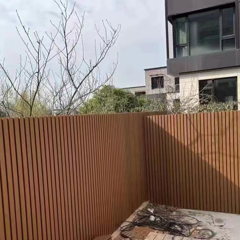共押出装飾的なフェンス スクリーン耐候性 Wpc 複合プライバシー庭のフェンス日焼け防止耐摩耗性抗シロアリのインストールが簡単