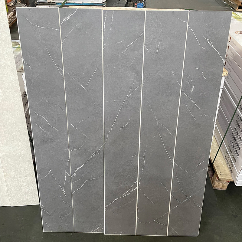 白と黒の大理石木目硬質コアインターロッククリックロックビニール板床 Piso PVC 内装 Click Piso SPC フローリング